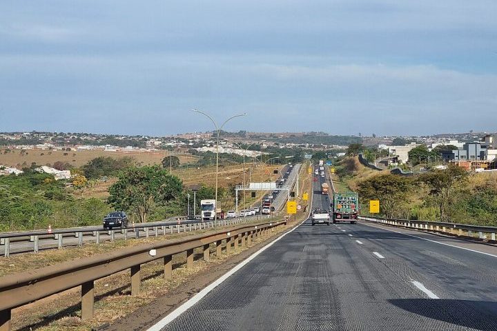 A cidade está situada em um entroncamento rodoviário importante, com acesso às principais capitais brasileiras, como Brasília, Goiânia e Belo Horizonte.