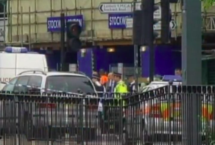 Uma série de erros operacionais, falhas de comunicação e suposições infundadas levaram os agentes a acreditar que ele era uma ameaça.