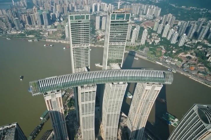 Isso porque a cidade tem um crescimento vertical e labiríntico — daí o apelido de 8D —, moldado pelo relevo montanhoso do entorno.