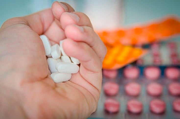 Outro comentário falso é de que o toque as mãos interfere no efeito do remédio. A pessoa pode pegar no medicamento sem problema. Assim como o medicamento tradicional, o homeopático só não deve ser exposto ao calor, para não perder sua atividade biológica. 