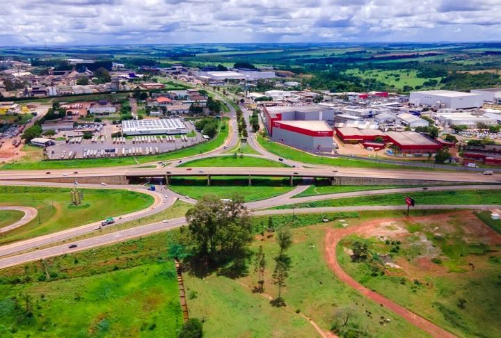 O município abriga o Distrito Agroindustrial de Anápolis (DAIA), um dos principais polos industriais da região, que atrai grandes empresas e gera milhares de empregos. 