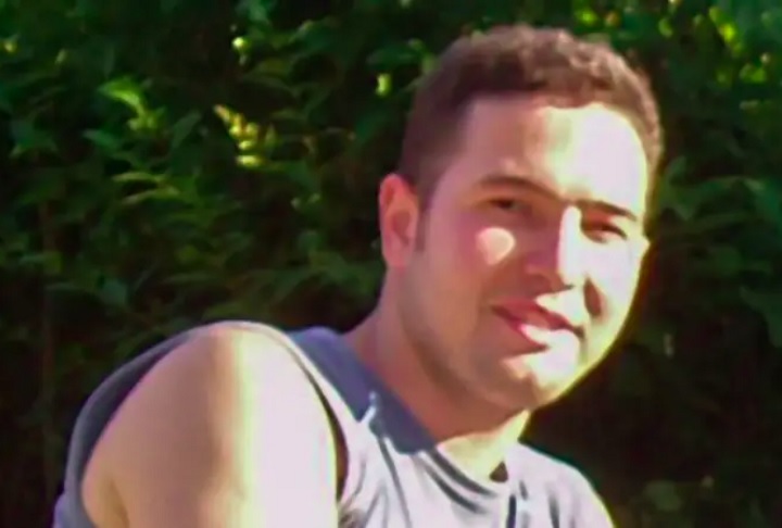 Jean Charles de Menezes foi morto a tiros por policiais na estação de metrô de Stockwell, em Londres, em 22 de julho de 2005, após ser erroneamente identificado como suspeito de terrorismo.