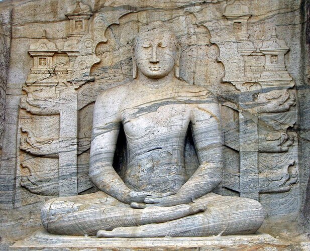 Buda do Templo Gal Vihara – Polonnaruwa, Sri Lanka (século XII) - Conjunto de estátuas talhadas na rocha, incluindo um Buda reclinado de 14 metros. Considerado uma obra-prima da arte cingalesa, representa a serenidade e a transcendência espiritual.
