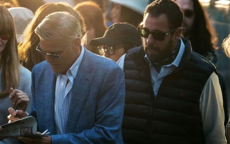 Em entrevista à “Variety”, George Clooney defendeu Adam Sandler, seu companheiro no novo filme “Jay Kelly”, ressaltando a versatilidade do ator para além das comédias de sucesso.
