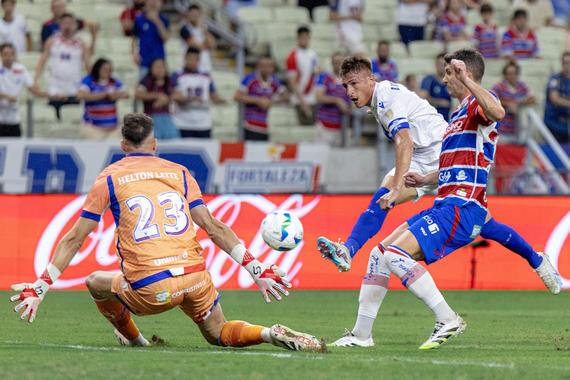 Goleiro Helton Leite deve ser titular do Fortaleza diante do Vélez (Foto: Thiago GADELHA / AFP)
