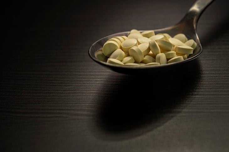 Os medicamentos homeopáticos empregam substâncias animais, vegetais e minerais. E são fornecidos em forma líquida, em tabletes, glóbulos ou pó.   