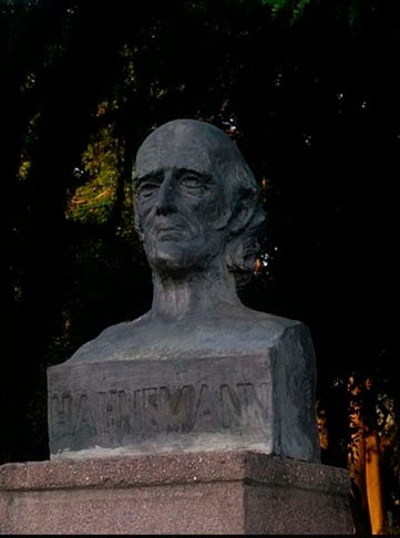 Os intensos trabalhos de Hahnemann na pesquisa química foram publicados em diversos artigos de revistas especializadas. 