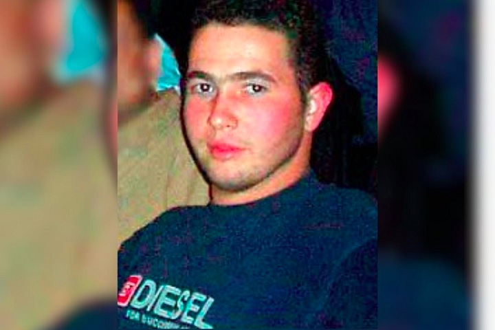 Jean Charles de Menezes tinha 27 anos e era natural de Gonzaga, Minas Gerais. Ele havia se mudado para o Reino Unido em 2002.