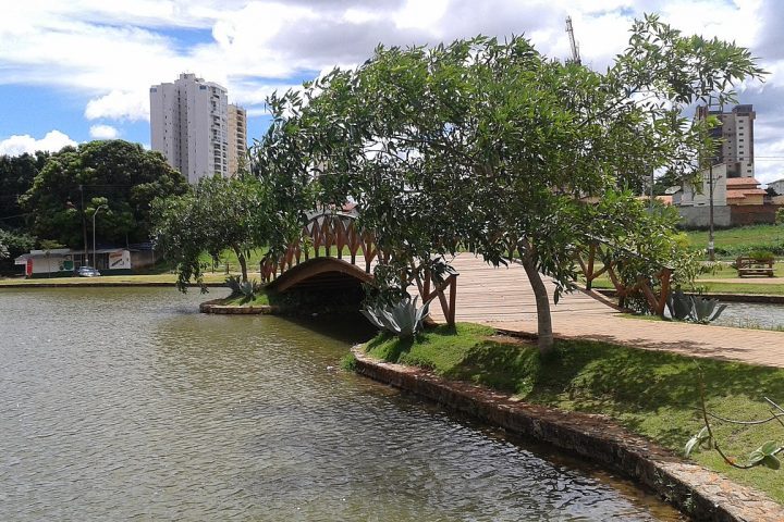 Com uma população de aproximadamente 400 mil habitantes, Anápolis é uma das cidades mais desenvolvidas e populosas do estado.