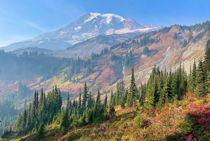 Mais precisamente, a montanha fica a cerca de duas horas de carro de Seattle e nas proximidades do Parque Nacional Mount Rainier.