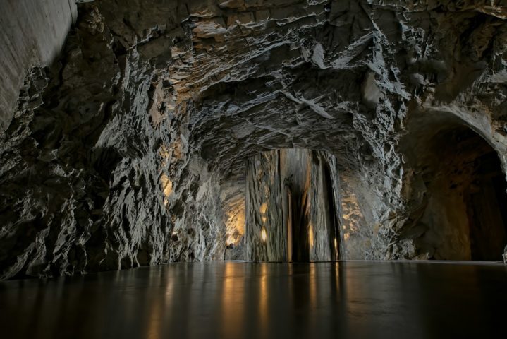 A descoberta de um lago gigantesco, aquecido e oculto dentro num abismo rodeado por cavernas inexploradas pode parecer uma trama de filme, mas a história é real.