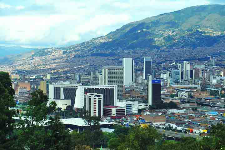 Medellín, na Colômbia, é uma das cidades mais surpreendentes da América Latina. Durante décadas foi lembrada por seus altos índices de violência e por estar no centro do narcotráfico, mas, nos últimos anos, passou por um processo notável de transformação.