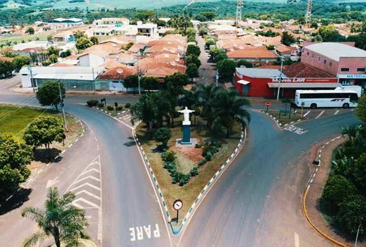 Os tópicos em que Gavião Peixoto mais se destaca são moradia e educação. O acesso a esses dois direitos constitucionais são praticamente universais na cidade. 
