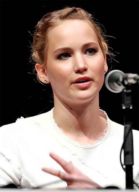 Na escola, praticou atividades como líder de torcida, softbol, ​​hóquei em campo e basquete Nesse sentido, nos anos seguintes, ela continuou a participar de peças da igreja e musicais escolares.