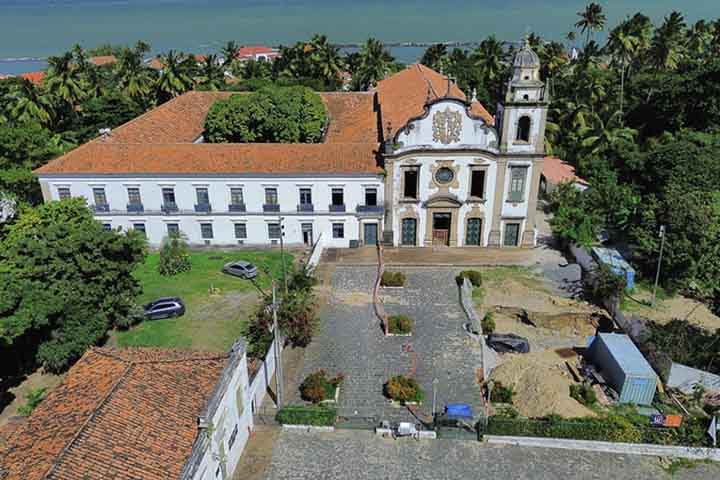 Os ossos e fragmentos foram encontrados no pátio externo durante as obras a uma profundidade entre 1,10 e 1,20 metro, onde havia também conchas e pedaços de cerâmica.
