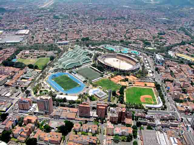 A cidade colombiana se reinventou com investimentos em infraestrutura, inclusão social, transporte e cultura, tornando-se um exemplo mundial de modernização urbana e superação de estigmas históricos.