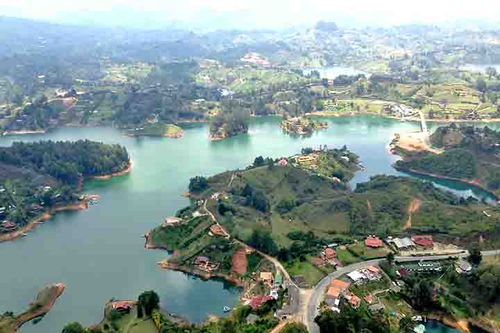Combinando inovação urbana, diversidade cultural e belezas naturais, Medellín construiu uma nova identidade que desafia o passado e projeta um futuro promissor.