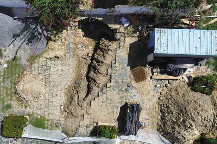 Durante a restauração externa do Mosteiro de São Bento, na cidade de Olinda, na região metropolitana de Recife, em Pernambuco, foram encontrados fragmentos de ossos humanos, incluindo a parte de um crânio. 
