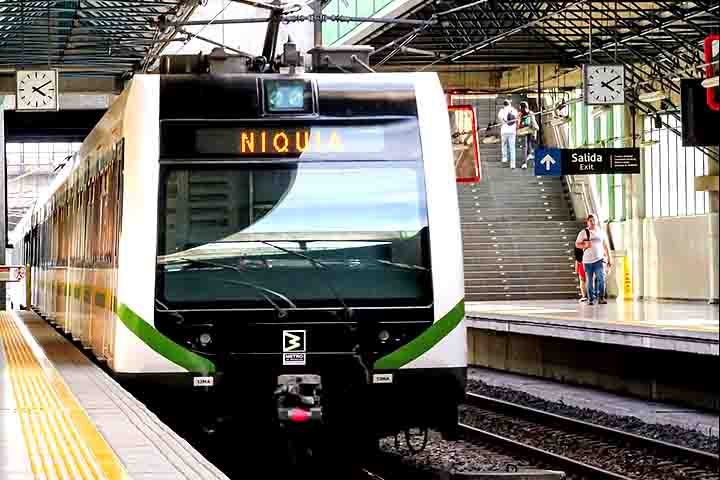 Entre as ações mais simbólicas desse novo momento, estão os sistemas de transporte criados para vencer as barreiras naturais impostas pela geografia da cidade.