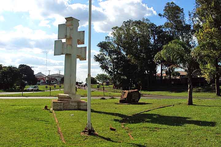 Cruz de Lorena – Possui duas barras horizontais e foi usada pelos franceses na Guerra dos Cem Anos. Representa resistência e liberdade, sendo adotada pela Resistência Francesa na Segunda Guerra Mundial.
