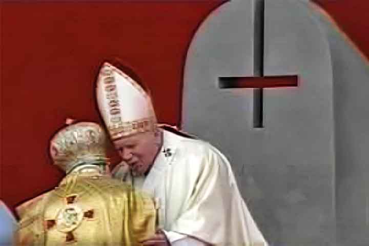Cruz Papal – Com três barras horizontais, é um símbolo da autoridade do Papa dentro da Igreja Católica. Representa as três missões papais: ensinar, santificar e governar.
