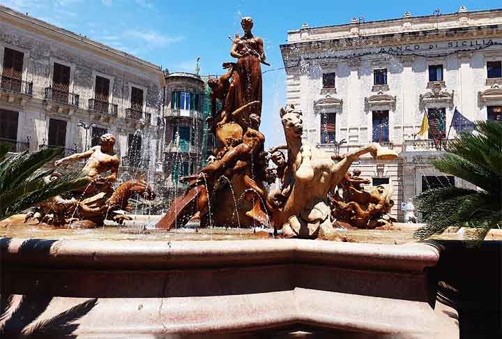 Existem muitos chafarizes e fontes impressionantes no mundo, com uma história particular e beleza única. Suas construções também são obras de arte. Veja alguns espetaculares da Itália. 