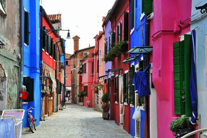 Por tradição, os moradores repintam suas residências a cada dois anos para manter as fachadas sempre vivas. Além disso, cada casa deve ter uma cor diferente das vizinhas, e qualquer alteração na tonalidade precisa ser autorizada pela prefeitura.