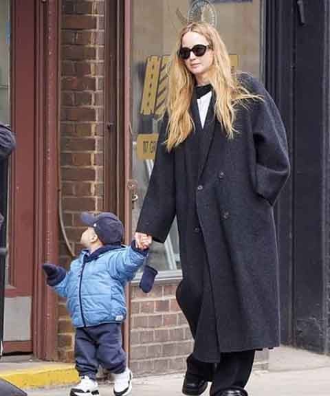 O casamento aconteceu no mesmo ano, em Rhode Island. Assim, os dois também são pais de Cy Maroney, que veio ao mundo em 2022. Em sua segunda gravidez, apareceu em eventos mostrando o barrigão e deu à luz em maio, mas o nome da criança não foi divulgado.