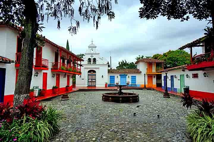 Já o Cerro Nutibara abriga o Pueblito Paisa, uma réplica de vila tradicional que remete às origens rurais da região e proporciona uma vista ampla da cidade.
