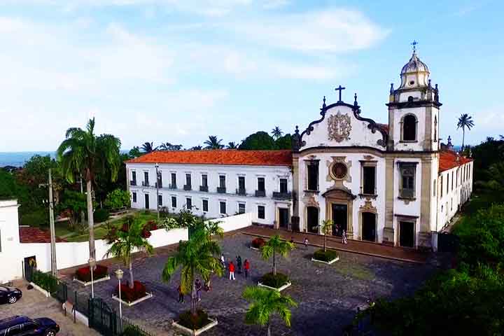 Esse relatório recomenda novas intervenções devido ao alto potencial arqueológico do local. 
