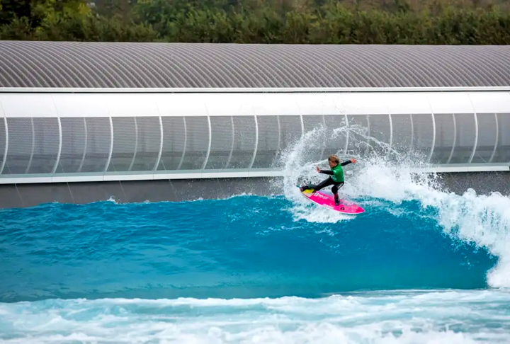 The Wave - Bristol - Inglaterra. Localizada no Reino Unido, é a segunda praia de ondas artificiais do mundo. Foi projetada para ter ondas perfeitas destinadas a surfistas de todos os níveis de habilidade.