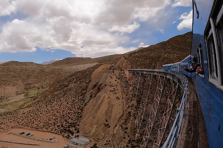 O Trem para as Nuvens (Tren a las Nubes) atinge 4.220 metros de altitude. É uma das ferrovias turísticas mais altas do mundo.