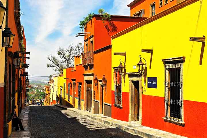 Reconhecida como Patrimônio da Humanidade pela UNESCO (2008) e eleita pela Condé Nast Traveler como a Melhor Cidade Pequena do Mundo, seu charme está na arquitetura colonial e nas cores vibrantes, especialmente no centro histórico.