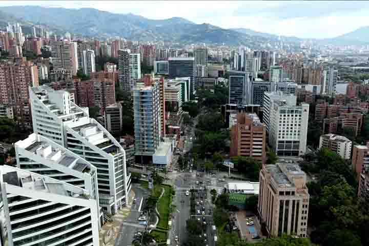 A vida noturna de Medellín se concentra em bairros como El Poblado e Laureles, onde há uma grande variedade de bares, restaurantes e casas de show. Esses bairros também são procurados por turistas pela segurança e infraestrutura hoteleira, além de lazer e gastronomia.