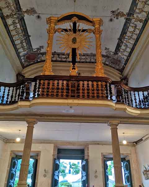 Como historicamente o enterro de monges e religiosos costumavam acontecer no pátio interno ou no claustro do mosteiro, os restos mortais não devem pertencer a integrantes da ordem beneditina.
