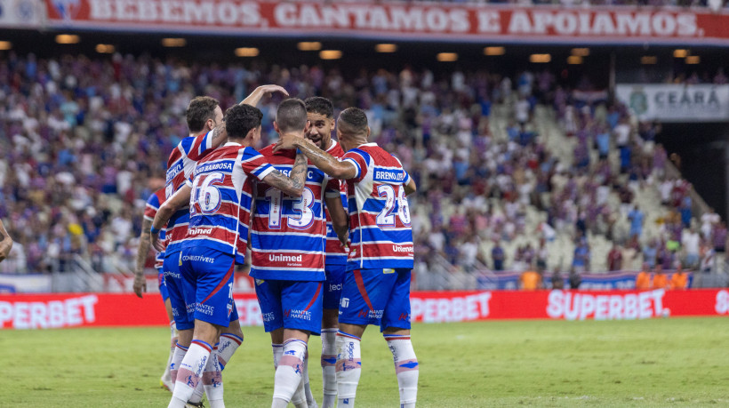 Jogadores do Fortaleza comemoram gol no jogo Fortaleza x Red Bull Bragantino, no Castelão, pelo Campeonato Brasileiro Série A 2025