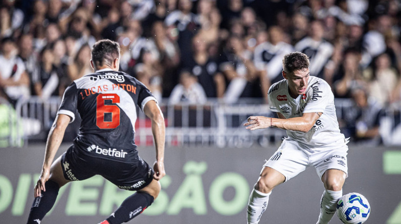 Santos e Vasco se enfrentam hoje, 17, pelo Brasileirão. 