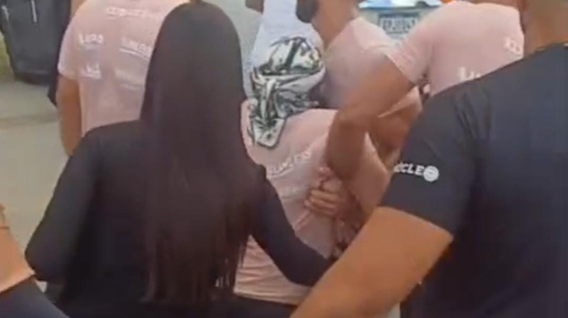 Cantor foi amparado por outros corredores