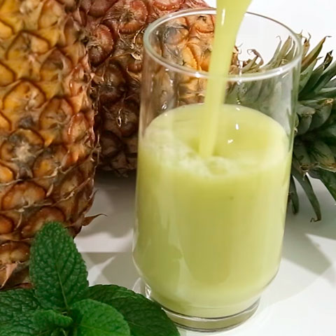Abacaxi: Contém fibras e bromelina, uma enzima que melhora a digestão de proteínas, além de ser rico em vitamina C e manganês para ossos fortes.

 