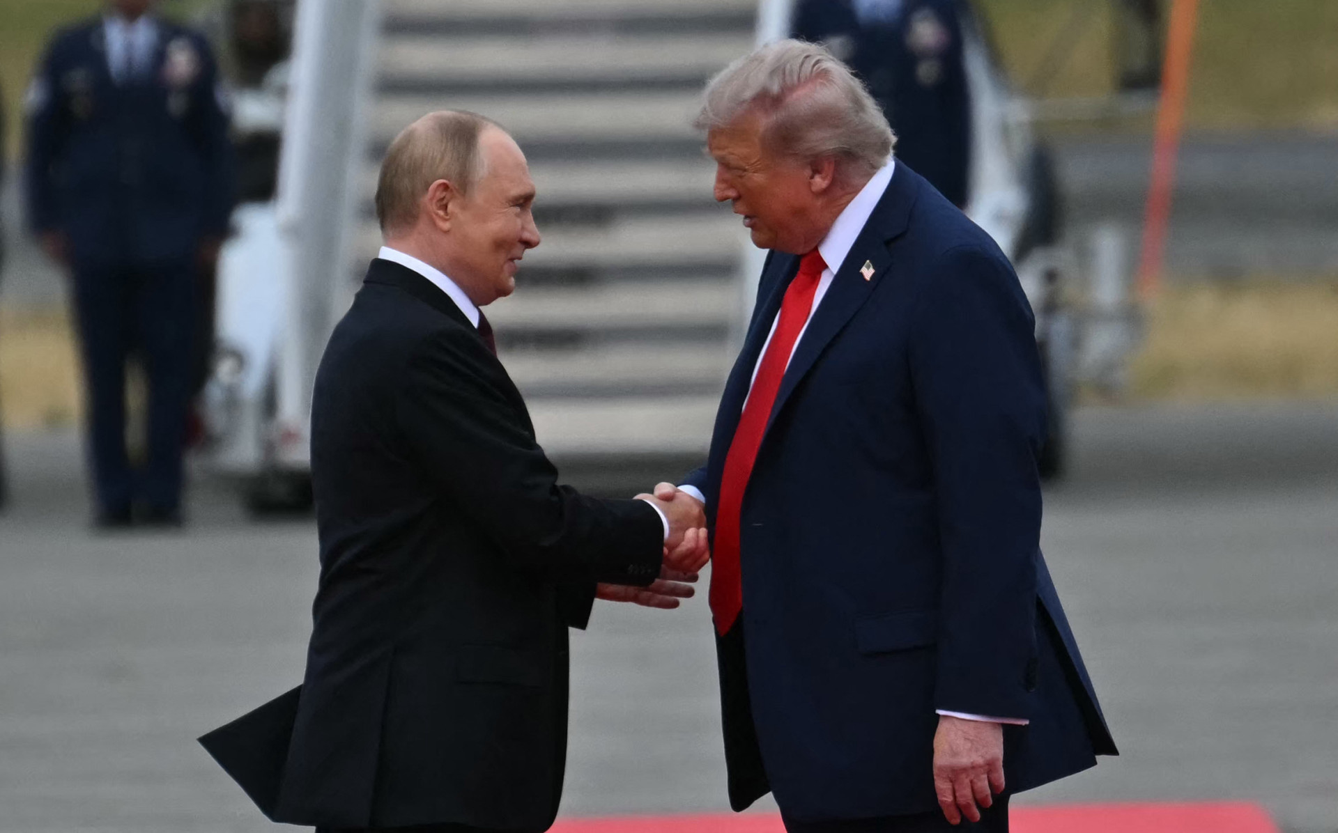 O presidente dos EUA, Donald Trump, cumprimenta o presidente russo, Vladimir Putin, na pista após a chegada à Base Conjunta Elmendorf-Richardson, em Anchorage, Alasca, em 15 de agosto de 2025. Putin está no Alasca a convite de Trump, em sua primeira visita a um país ocidental desde que ele ordenou a invasão da Ucrânia em 2022, que matou dezenas de milhares de pessoas. (Foto de ANDREW CABALLERO-REYNOLDS / AFP) (Foto: ANDREW CABALLERO-REYNOLDS / AFP)