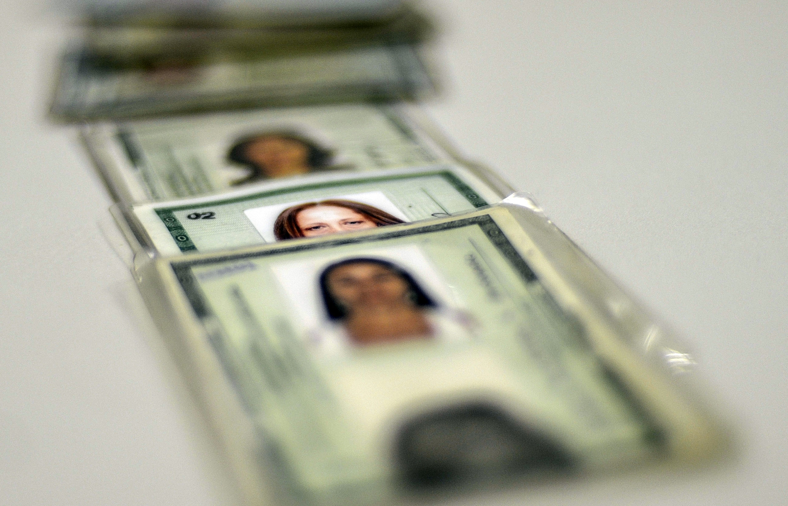 Antes da lei editada em 2022 a partir de uma Medida Provisória, trocar de nome ou sobrenome era tarefa burocrática, onerosa e por vezes malsucedida no Brasil. 
