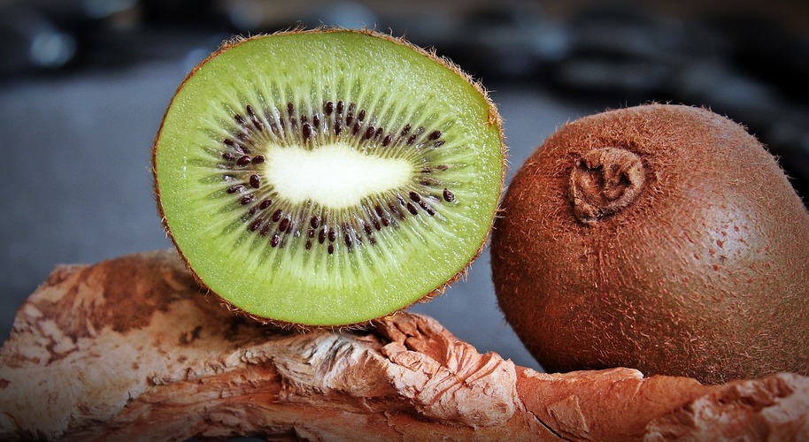 Kiwi - Alta quantidade de fibras e vitamina C melhora a digestão e saciedade. Poucas calorias e ajuda na retenção de líquidos devido ao potássio.