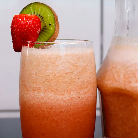 Kiwi com morango não é um suco muito comum, mas também é bom para sua imunidade. E o sabor surpreende.  