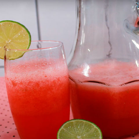 Outra parceria de sucesso é morango com limão, uma fruta mais doce com uma mais azeda. 