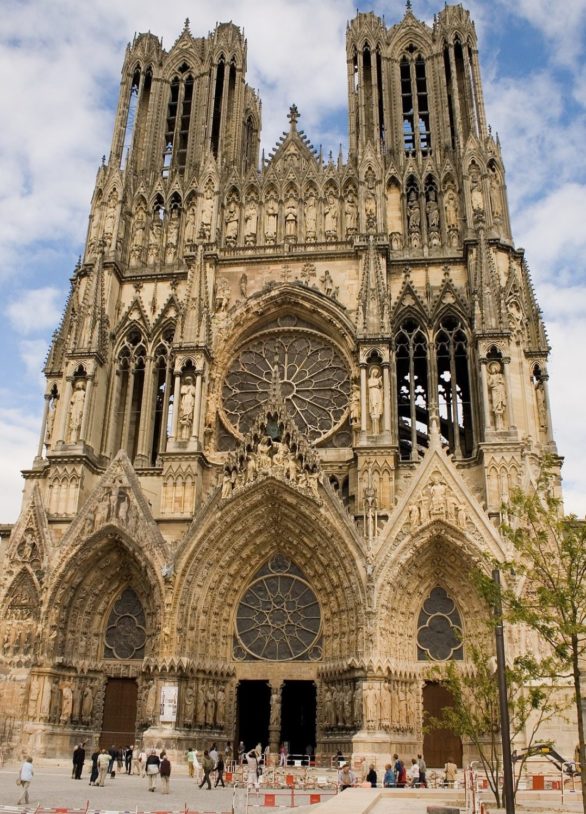 Catedral de Reims, em Reims, na França, foi construída em 1211, mas foi inaugurada somente em 1275.