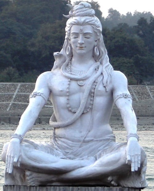 Shiva é também o deus da meditação, yoga, tempo, dança e destruição do mal. Ele é frequentemente retratado de maneira dual, como um asceta em profunda meditação no Monte Kailash, casado com Parvati e pai de Ganesha e Kartikeya, mas também como o deus guerreiro que derrota demônios.