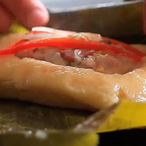 A torta de temales leva carne moída, cebola, alho picados, tomate, milho verde, leite, azeitonas verdes picadas, ovos, fubá e queijo ralado. 