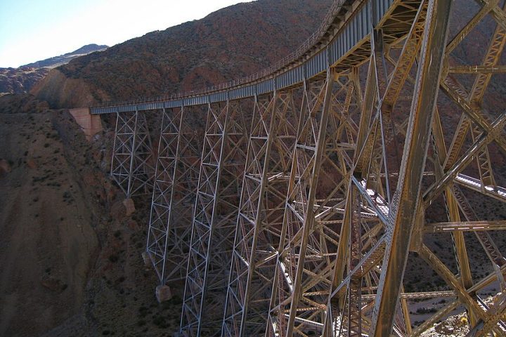 Ao longo desses 27 anos, a obra exigiu cerca de 1.300 operários e enfrentou condições extremas, como a própria altitude.