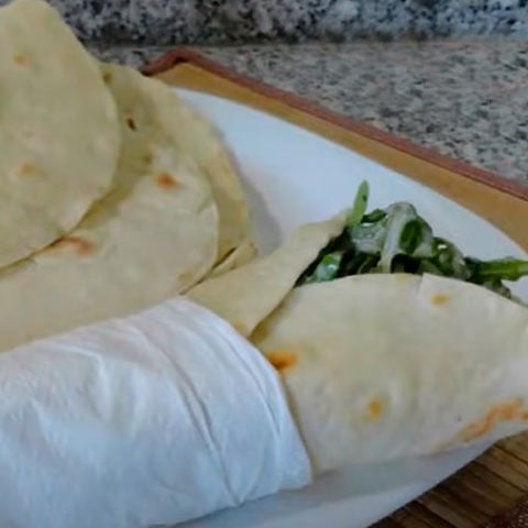 As tortillas têm uma receita simples. Para fazer essa massa, necessita-se de farinha de trigo, fubá, sal, manteiga e água morna. 
