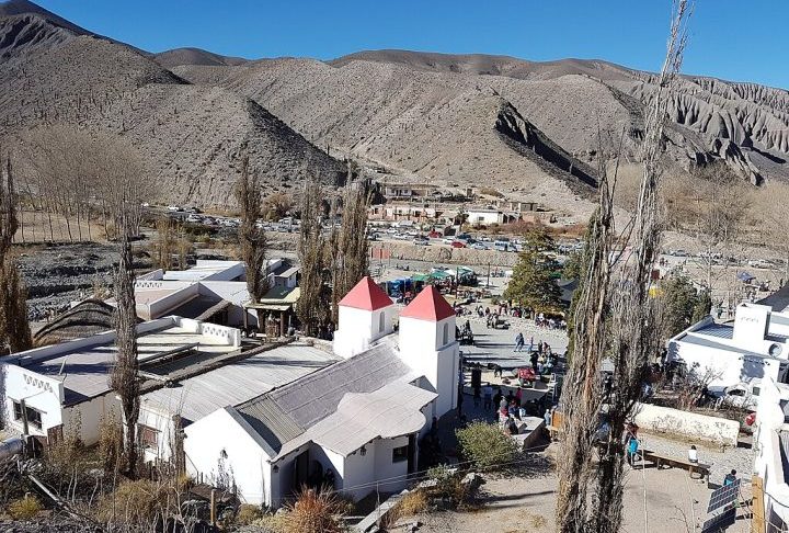 Na parada em El Alfarcito, que fica a 2.800 metros de altitude, os turistas podem experimentar costumes da cultura local, como tomar um café da manhã campestre.